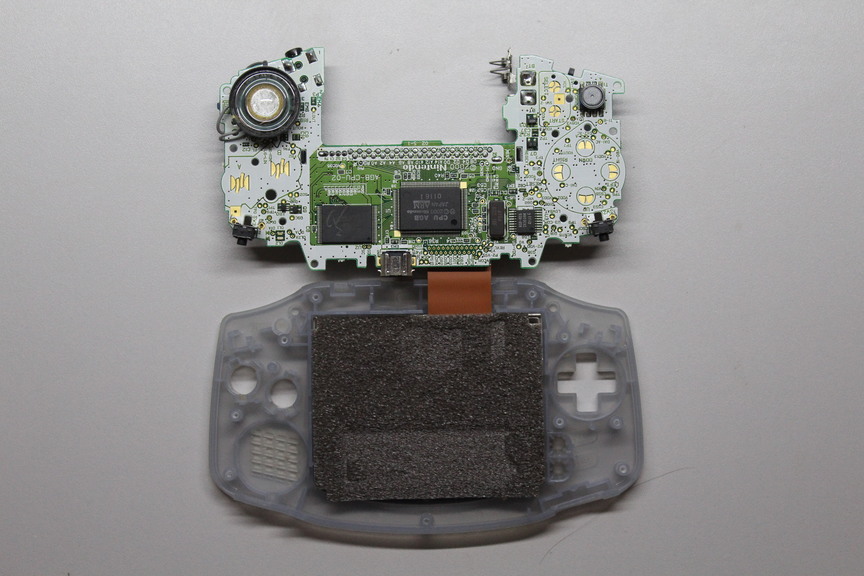 Game Boy Advance desmontado